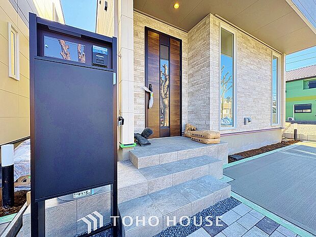 ポストは数字を回して施解錠できるダイヤルや暗証番号を設定するタイプなどがあり防犯効果が高まります。