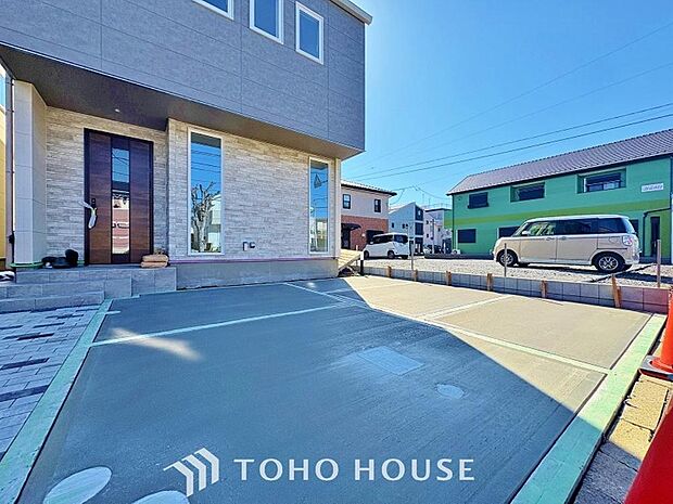 ゆったりとした駐車スペースを確保いたしましたので、大きめのお車でも駐車可能です。