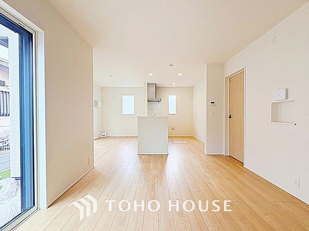 LDKでは家族が集まり、明るく穏やかな空気のなかで飲んだり、食べたり、笑ったり。