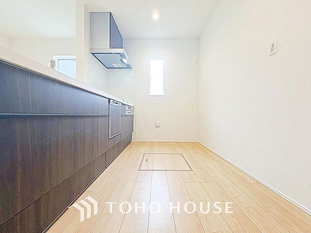 夫婦そろってキッチンに立っても調理がしやすく余裕の広さ。家事をしながら会話も弾みます。