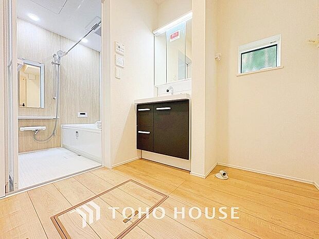 お家の中でも特にプライベートスペースとなる洗面所は、洗濯場所と浴室を同じ空間でまとめております。