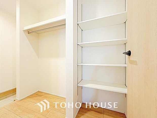 キッチン横にはパントリーを完備。ついつい買いすぎてしまった日用品や食料品のストックなどに。