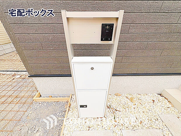 宅配ボックスは留守中でも宅配便の荷物が受け取れる為昼間の受け取りが困難な共働き世帯に需要が高い設備。