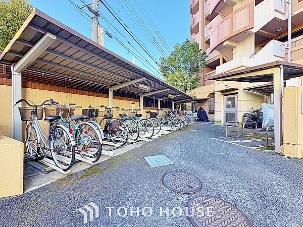 広さがしっかり確保された敷地内駐輪場。かさ張る自転車も安心して停めることができます。