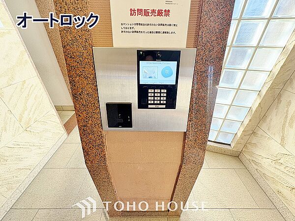 集合住宅のエントランスには住戸内部と通話できるモニター付きのインターホンが設置されています。