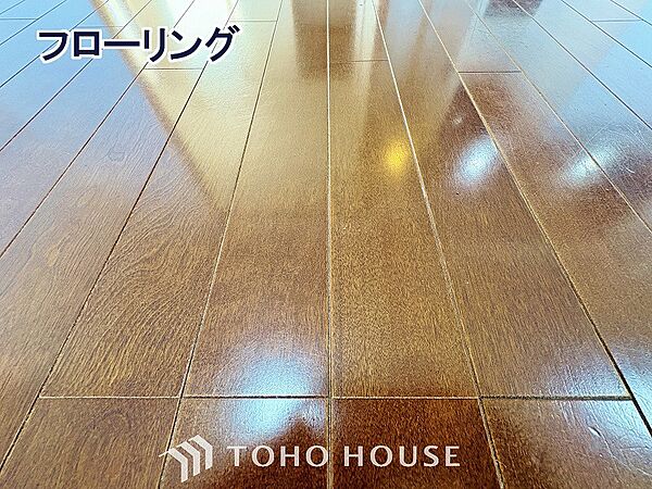 床をフローリングにすることで、お洒落かつ木目の温かみを感じる落ち着いた空間へと仕上げる事ができます。