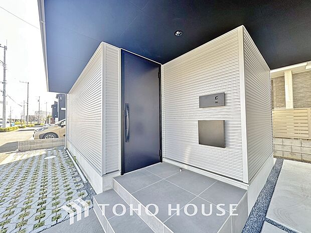 毎日みんなを見送り、そして迎え入れる場所だから。帰りたくなる家をテーマに設計した、自慢の玄関です。