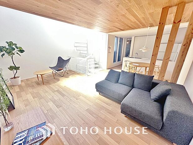 朝は爽やかな日差しを浴びながら、家族みんなでおいしい朝食。昼下がりにはのんびりと過ごすひと時。