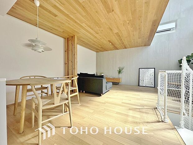 忙しい朝でも、しっかり家族が揃って食事をして頂けるゆとりある大きさのダイニングスペース。