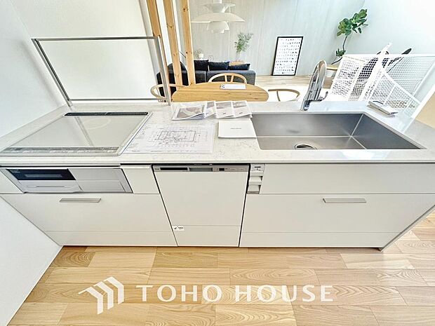 キッチンは、リビングで寛ぐ家族や小さなお子様を見守りながら料理が出来る対面式の温もり設計。