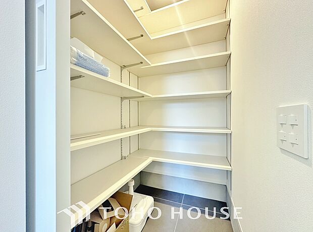 土足のまま入れるので、ゴルフバックなどがそのまま収納可能。散らかりがちな玄関をすっきりと保てます。