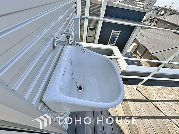 バルコニーにはスロップシンクが設置されているので、掃除や靴やぞうきんの洗い場として便利です。