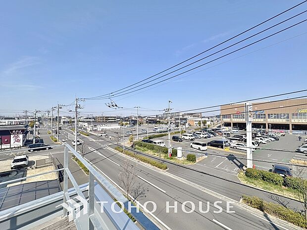 頬をなでる優しい風を感じることが出来るバルコニー。つい深呼吸をしたくなる気持ちの良い眺望です。