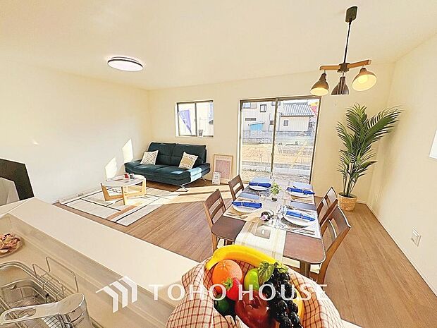 忙しい朝でも、しっかり家族が揃って食事をして頂けるゆとりある大きさのダイニングスペース。