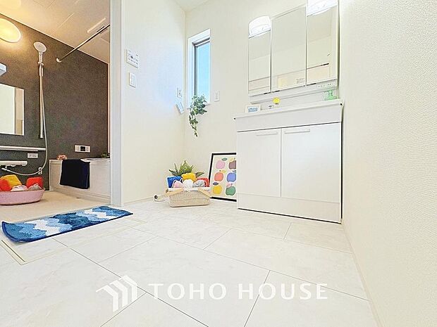 お家の中でも特にプライベートスペースとなる洗面所は、洗濯場所と浴室を同じ空間でまとめております。