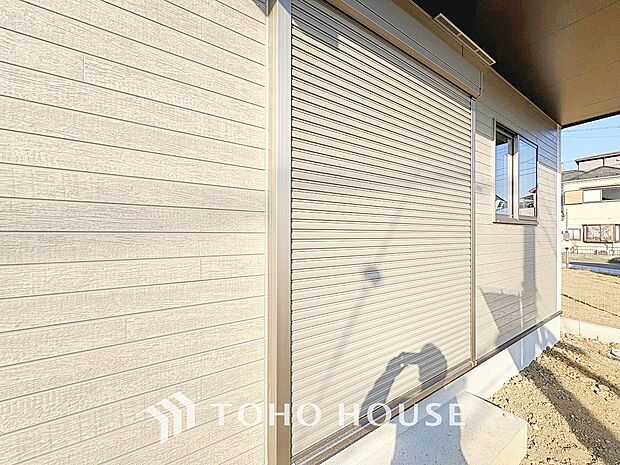 防犯機能のシャッターを完備しております。寒い冬でも中から開閉が可能ですのでラクラクな所も便利です。