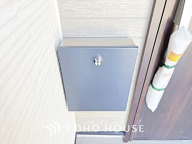 ポストは数字を回して施解錠できるダイヤルや暗証番号を設定するタイプなどがあり防犯効果が高まります。