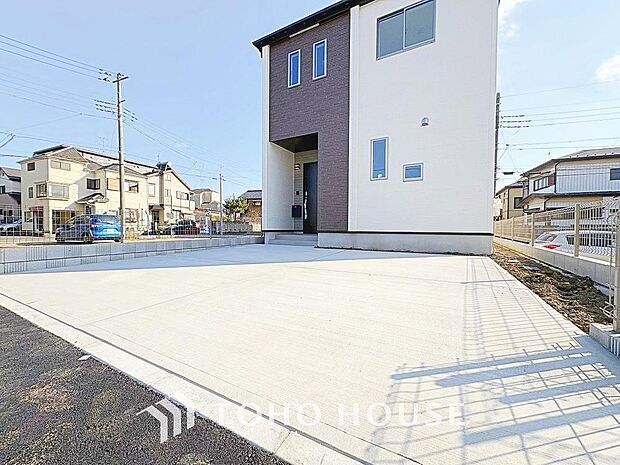 ゆったりとした駐車スペースを確保いたしましたので、大きめのお車でも駐車可能です。