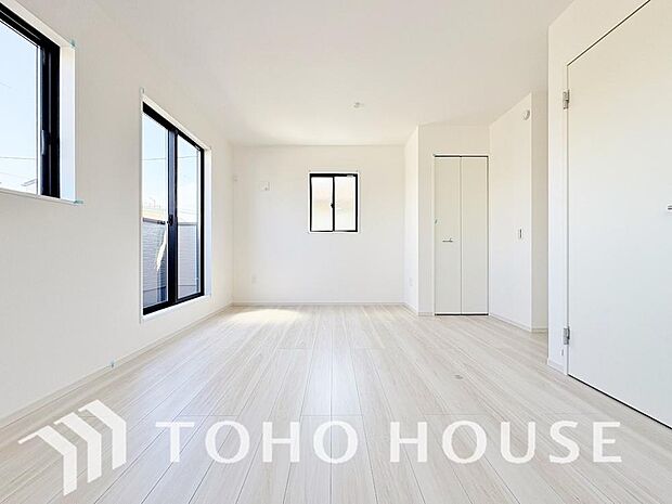 快適な光を取り入れ、心地よい風を取り入れます。収納スペースもあり、生活しやすい居住スペースです。