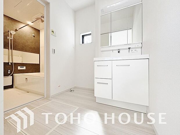 お家の中でも特にプライベートスペースとなる洗面所は、洗濯場所と浴室を同じ空間でまとめております。