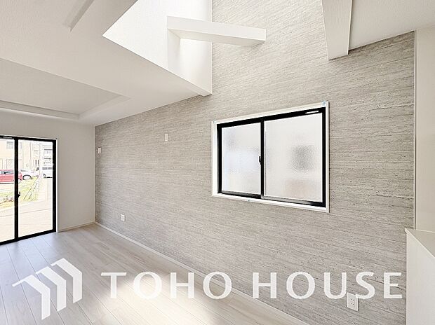 クロスの一部に違う色や柄を取り入れ、単調になりがちなお部屋の雰囲気を変えるアクセントクロスを採用。