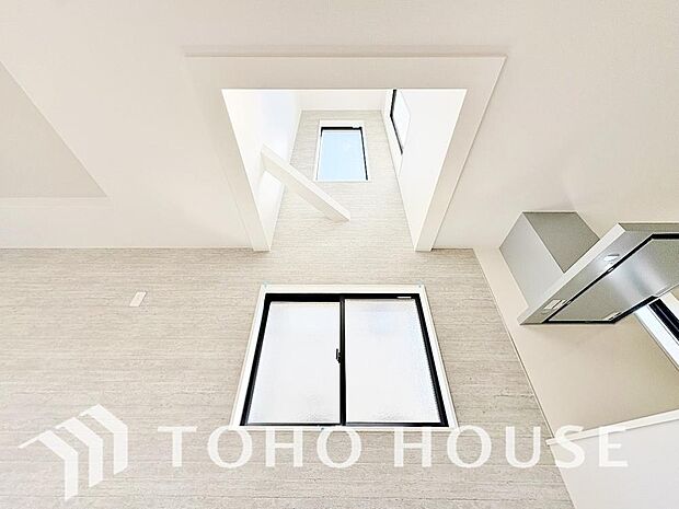 リビングには吹抜けを採用し、天井が高く見えます。視界が抜けて視覚的に広く開放感と明るさを感じます。