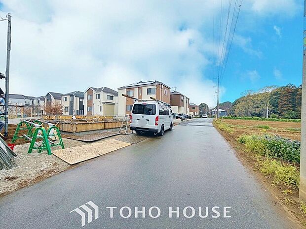 街並みの風景に包み込まれながら、瀟洒な印象も湛えて佇みます。