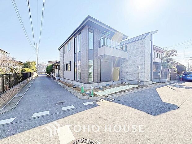 周辺環境とのコラボレーションにより明るく開放的な空間を演出しております。