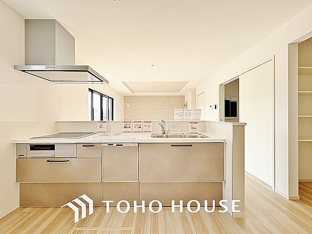 美しく、使いやすい、キッチン空間。優しい温もりを醸し出すキッチンは料理の為の配慮を随所に注ぎました。