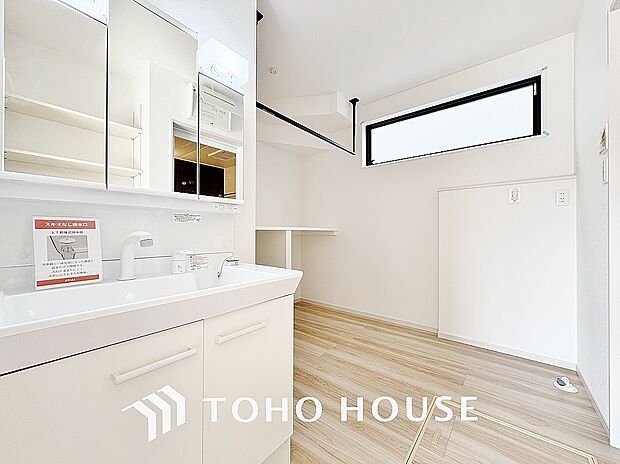 お家の中でも特にプライベートスペースとなる洗面所は、洗濯場所と浴室を同じ空間でまとめております。