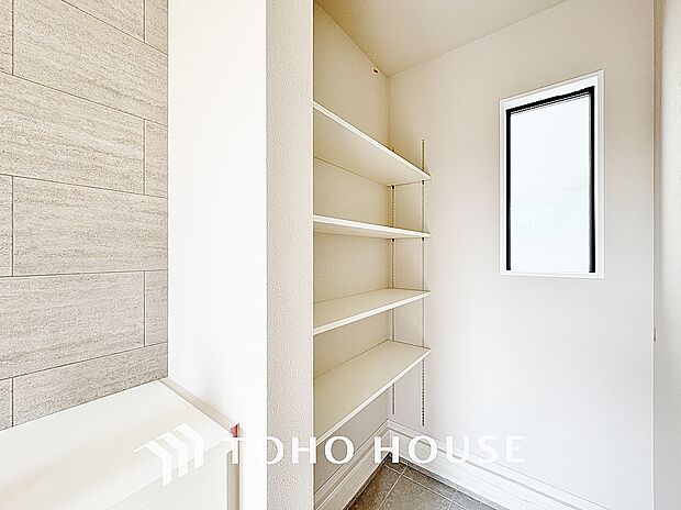 土足のまま入れるので、ゴルフバックなどがそのまま収納可能。散らかりがちな玄関をすっきりと保てます。