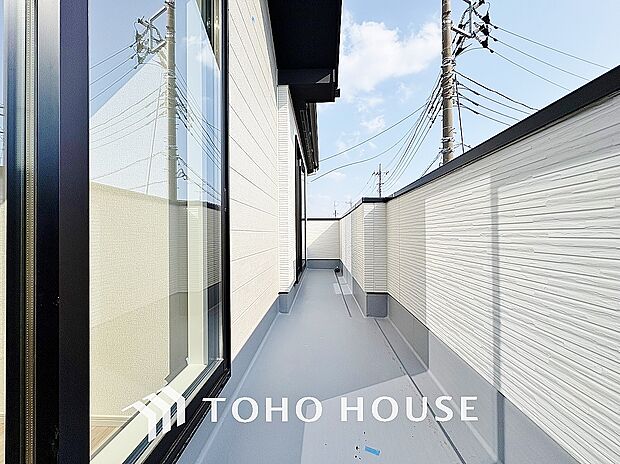 暖かい陽ざしが差込むバルコニーは、晴れた日には、洗濯物が良く乾きます。また、風通しも良好です。