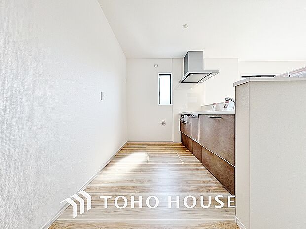 キッチンは、リビングで寛ぐ家族や小さなお子様を見守りながら料理が出来る対面式の温もり設計。