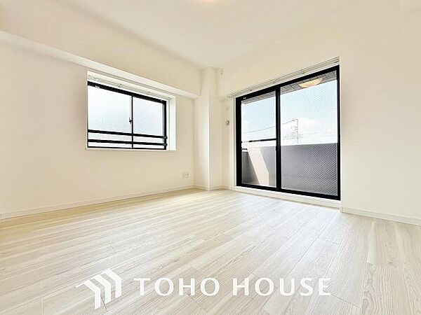床とクロスの色をシンプルにし、疲れた日でも安らげる空間へ。帰宅する喜びのあるお部屋となるように。