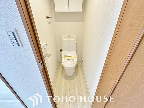 十分な広さと清潔感のあるカラーで纏まったおトイレ。時間に余裕とゆとりを持たせます。