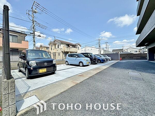 敷地内駐車場。（空き状況、料金等はお気軽にお問い合わせください。）