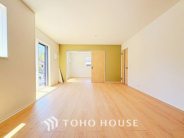 クロスの一部に違う色や柄を取り入れ、単調になりがちなお部屋の雰囲気を変えるアクセントクロスを採用。