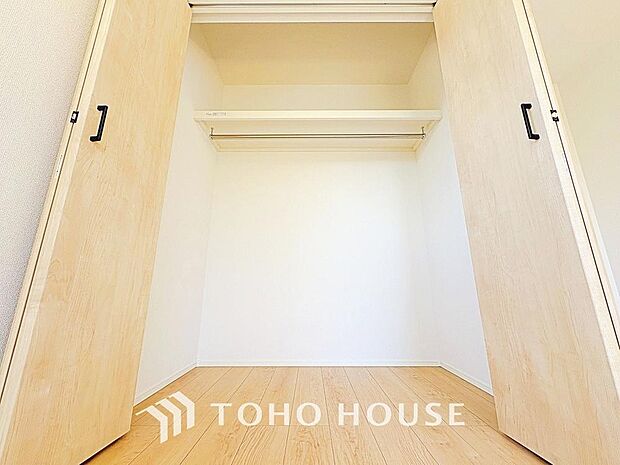 各居室にはクローゼットを完備し、家具の配置にも困らない設計がされております。