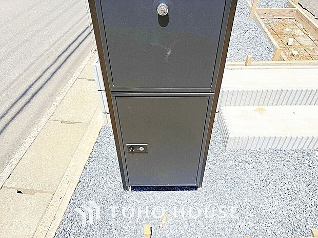 宅配ボックスは留守中でも宅配便の荷物が受け取れる為昼間の受け取りが困難な共働き世帯に需要が高い設備。