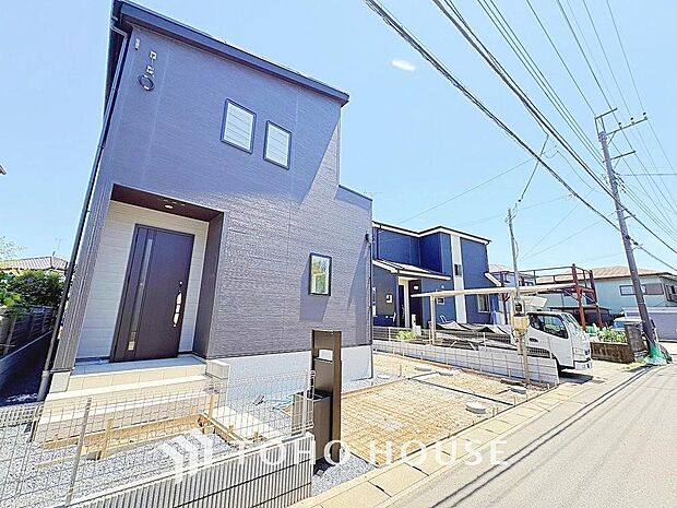 周辺環境とのコラボレーションにより明るく開放的な空間を演出しております。