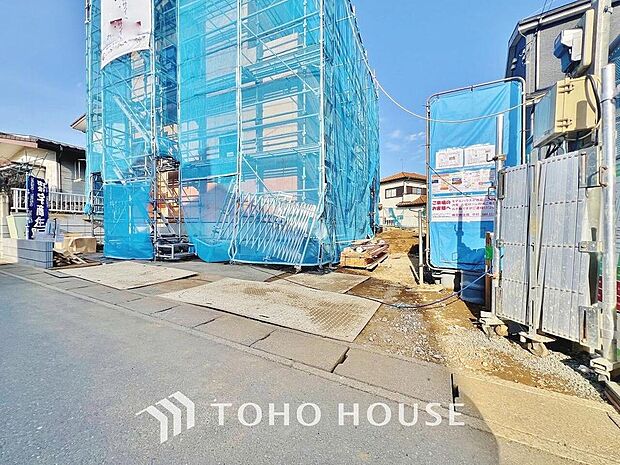 周辺環境とのコラボレーションにより明るく開放的な空間を演出しております。