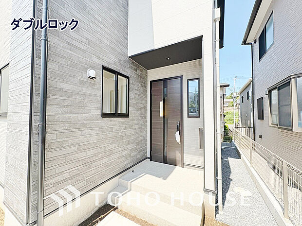 ダブルロックを採用した玄関ドア。鍵を増やすことで鍵開けに時間をかける事ができ防犯面で効果的です。