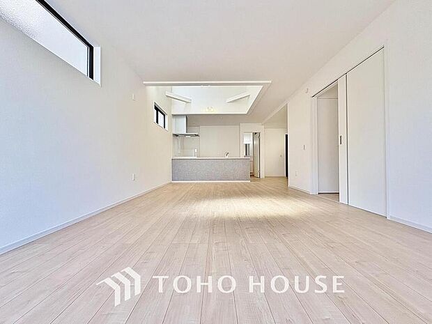 LDKでは家族が集まり、明るく穏やかな空気のなかで飲んだり、食べたり、笑ったり。