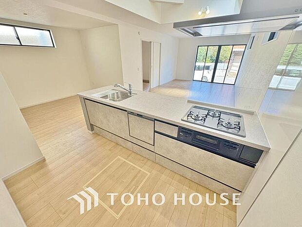 美しく、使いやすい、キッチン空間。優しい温もりを醸し出すキッチンは料理の為の配慮を随所に注ぎました。