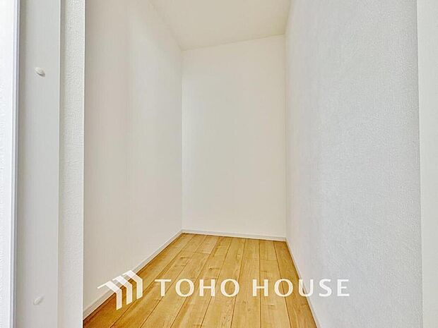 たっぷりと荷物が入るウォークインクローゼット。ぜひ現地で広さを確かめてください。