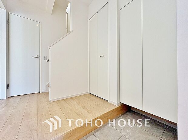 シューズボックスは限られた玄関スペースでも収納を取れる為、玄関内をすっきり片付けることができます。