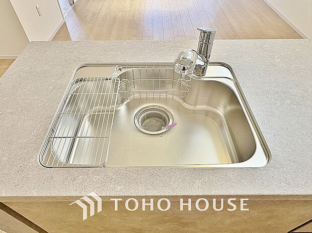 ワンタッチで浄水と原水と切り替えできる、見た目にもスマートな浄水器一体型の水栓。