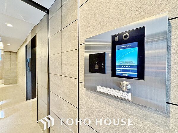 集合住宅のエントランスには住戸内部と通話できるモニター付きのインターホンが設置されています。
