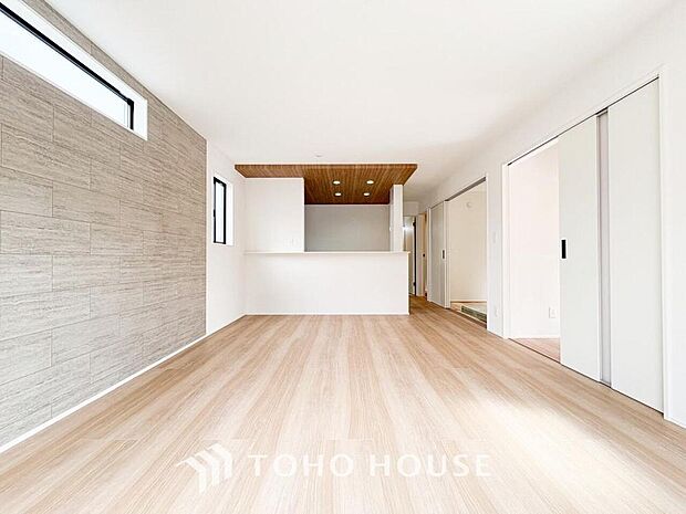 忙しい朝でも、しっかり家族が揃って食事をして頂けるゆとりある大きさのダイニングスペース。