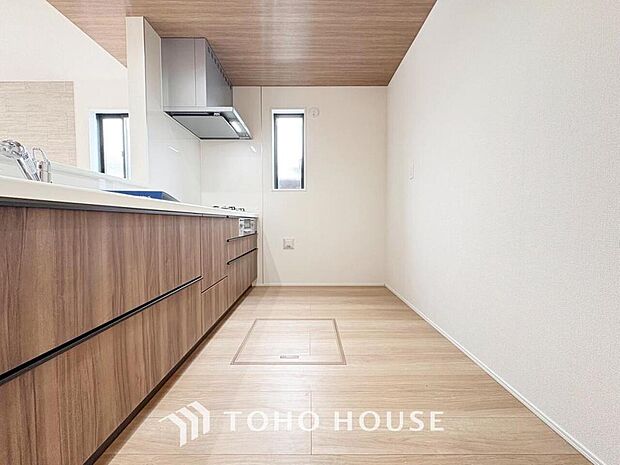 ご家族みんなで調理ができる位のスペースを実現したキッチン空間となっております。